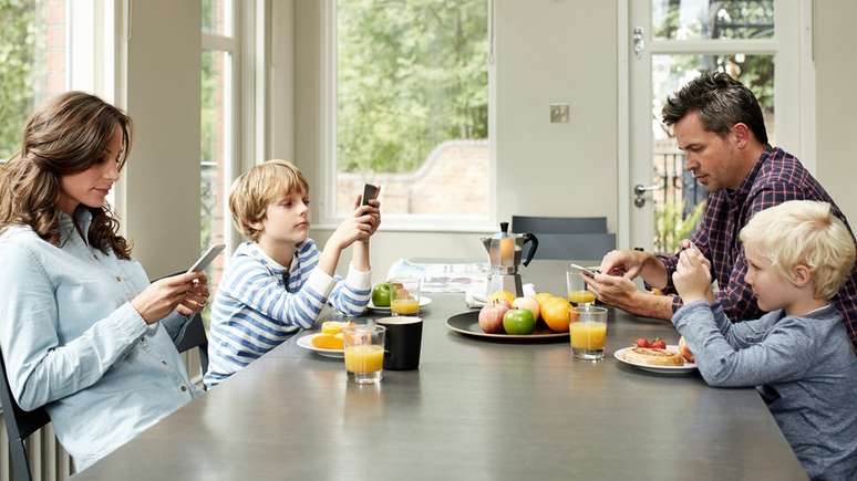 Cabe a cada família estabelecer (ou não) limites para eletrônicos durante as refeições