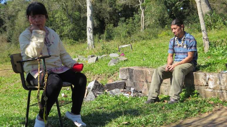 Cacica-geral Acuab com filho, Cacique Guaiamá, na aldeia Polidoro