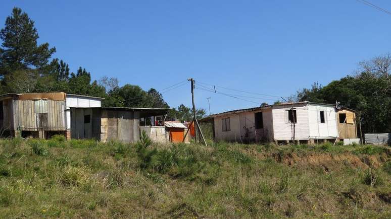 Moradias provisórias da aldeia Polidoro. Charruas aguardam há 9 anos pelas casas de alvenaria