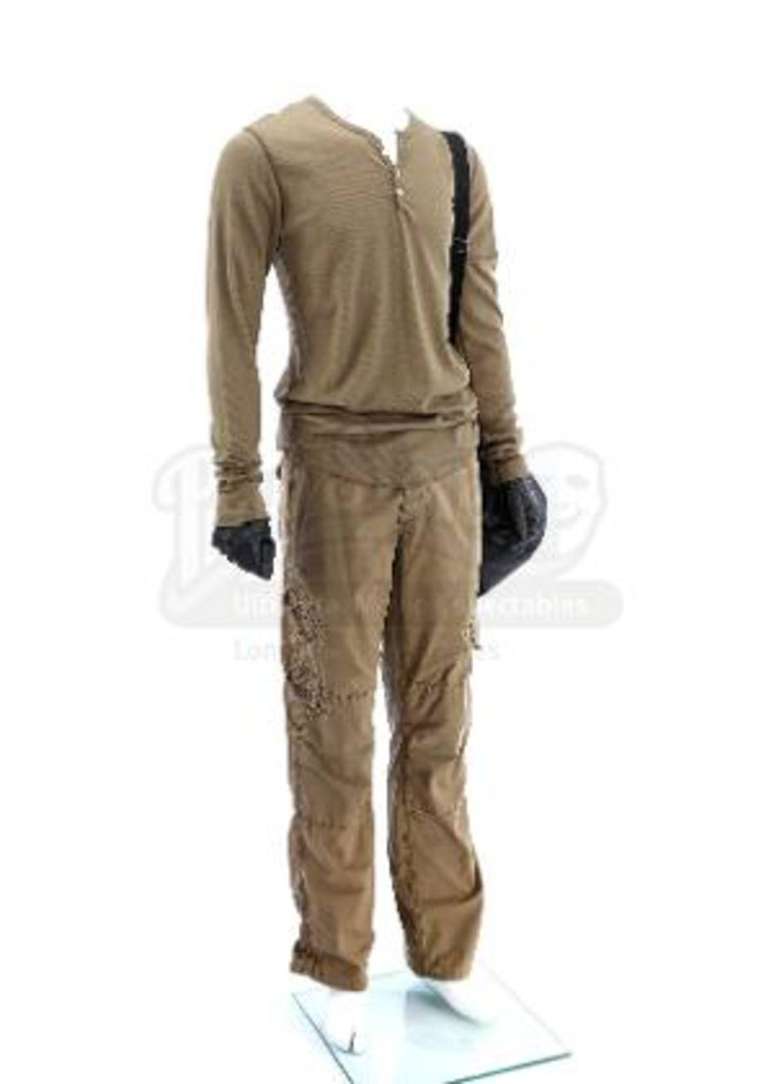 A cl&aacute;ssica roupa e luvas usadas pelo personagem Dexter durante o trabalho na pol&iacute;cia de Miami.