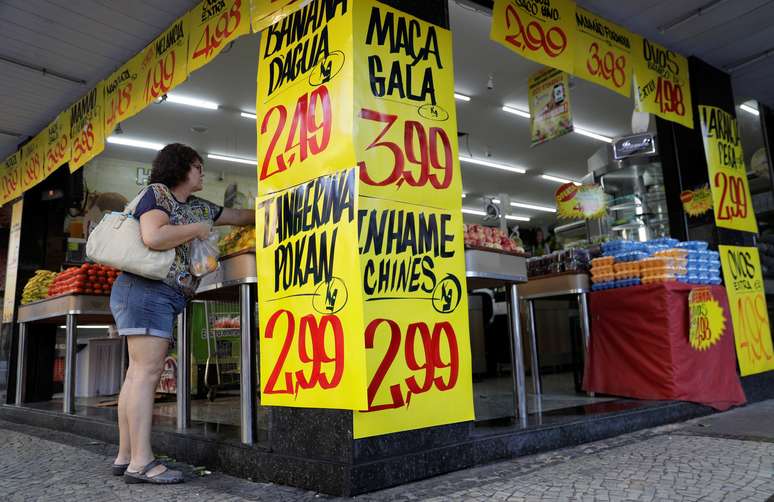 Consumidora faz compras em mercado no Rio de Janeiro 09/05/2017 REUTERS/Ricardo Moraes