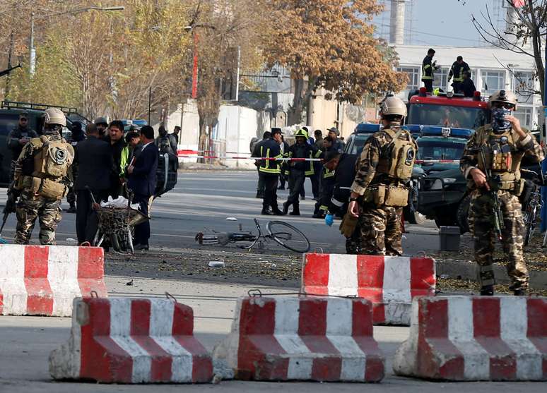 Policiais afegãos inspecionam local de explosão em Cabul 12/11/2018 REUTERS/Omar Sobhani