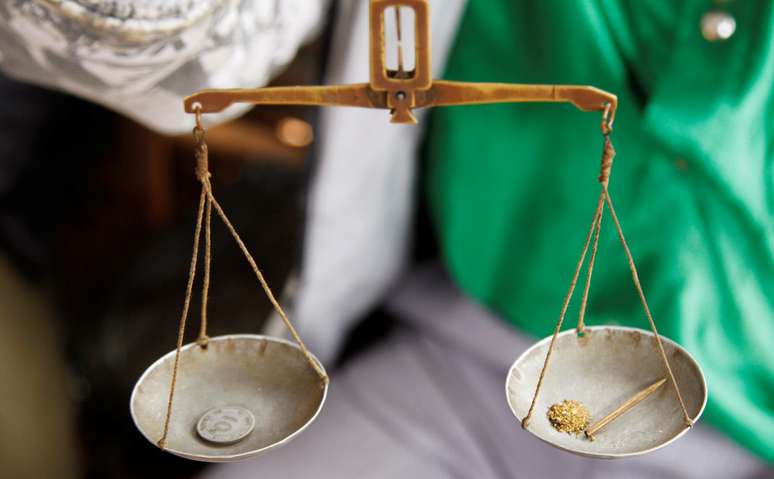 Balan&ccedil;a com ouro na Rep&uacute;blica Democr&aacute;tica do Congo 05/04/2014 REUTERS/Kenny Katombe