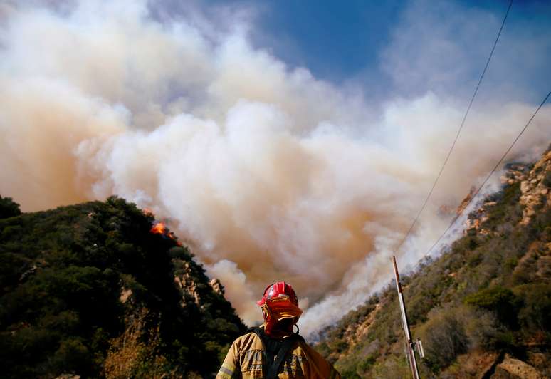 Bombeiros tentam combater incêndio Woolsey em Malibu
 11/11/2018     REUTERS/Eric Thayer