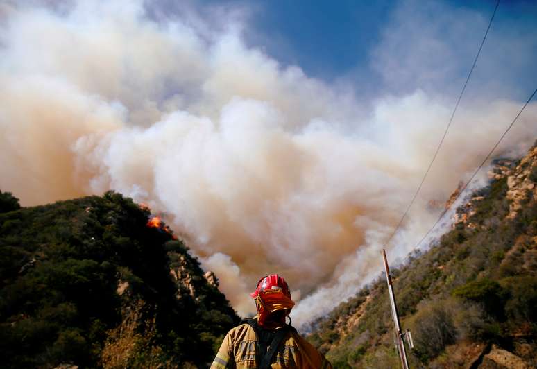 Bombeiros combatem incêndio Woolsey em Malibu, na Califórnia
11/11/2018
REUTERS/Eric Thayer     