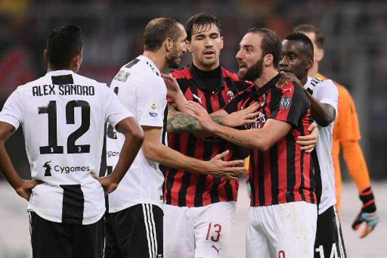 Higuaín é contido por ex-companheiros de Juventus na derrota do Milan por 2 a 0 (Foto: Marco Bertorello / AFP)