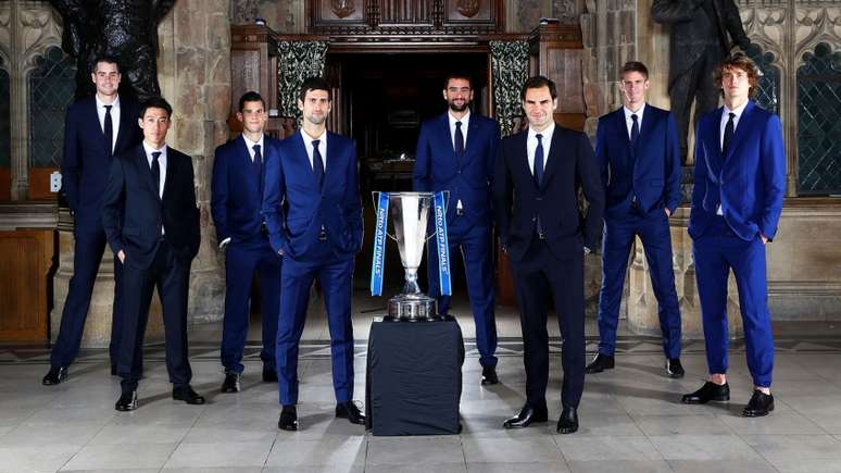 Os oito tenistas que disputam a chave de simples no ATP Finals posam para foto oficial em Londres (Divulgação)