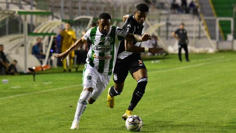 Júnior Santos esteve em campo em 32 dos 36 jogos da Ponte Preta na Série B (Foto: Divulgação/Ponte Preta)