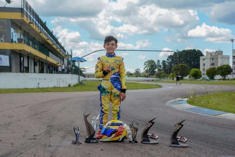 Piloto de kart com 7 anos, Augustus Toniolo encontra pilotos da F1 e conquista título no Paraná