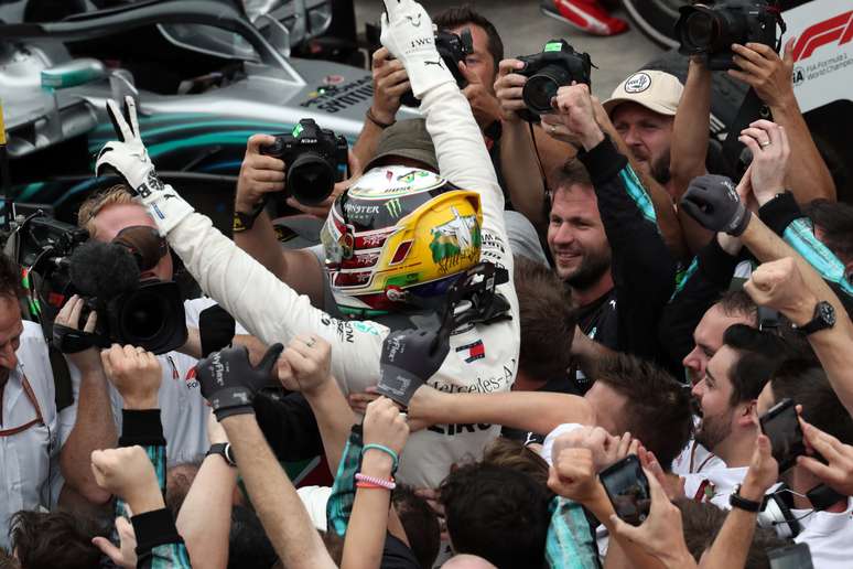 Hamilton venceu em Interlagos com capacete em homenagem ao Brasil