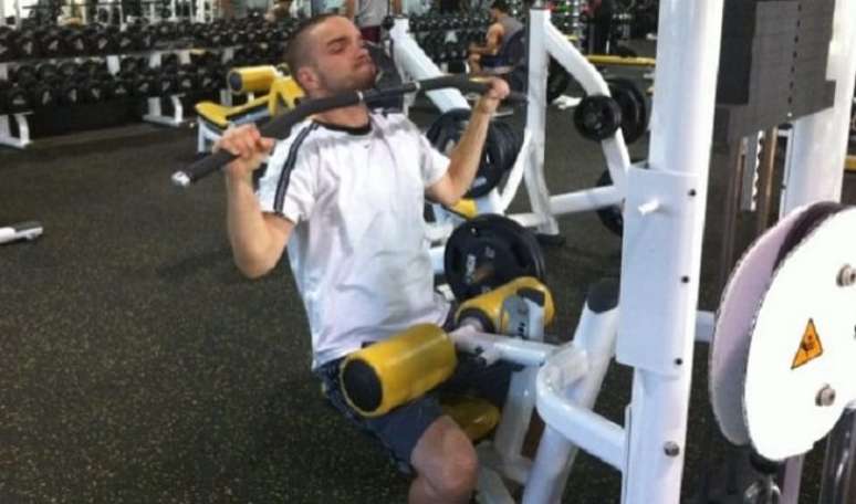 LAT PULL DOWN MÁQUINA: sentado, posicione as mãos nas manoplas e puxe-as em direção ao peito, fazendo a flexão dos cotovelos. Ao final, retorne à posição inicial. 