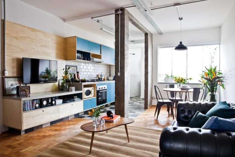 40. Piso de madeira na sala de estar e jantar. Projeto de In&aacute; Arquitetura