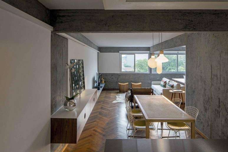 44. Sala com piso de taco formando padr&atilde;o zigue zague. Projeto de Pascali Semerdjian