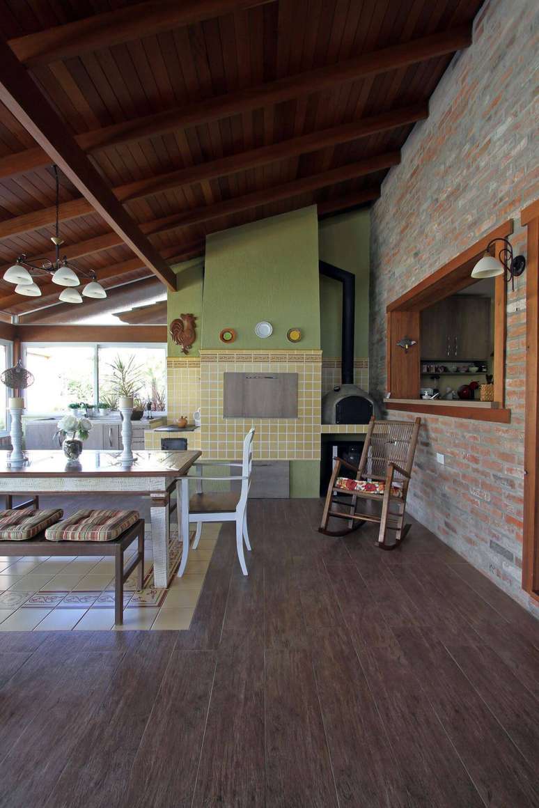 2. O piso de madeira combina bastante com o estilo r&uacute;stico, mas tamb&eacute;m com outros tipos de decora&ccedil;&atilde;o. Projeto de Gra&ccedil;a Brenner