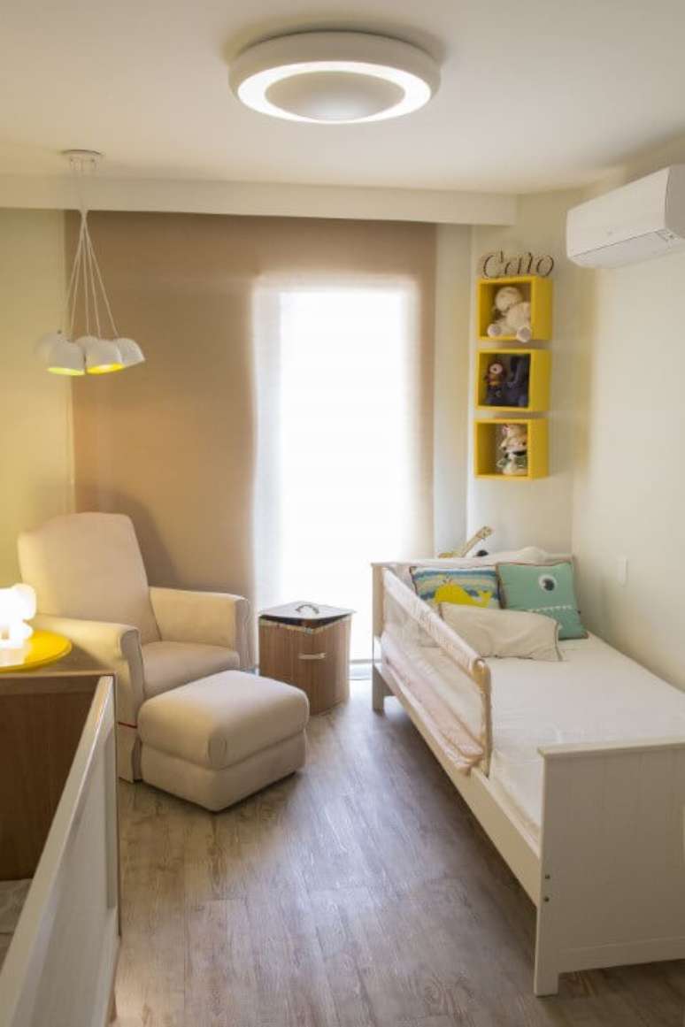 60. Quarto de beb&ecirc; com assoalho de madeira. Projeto de Galp&atilde;o Design