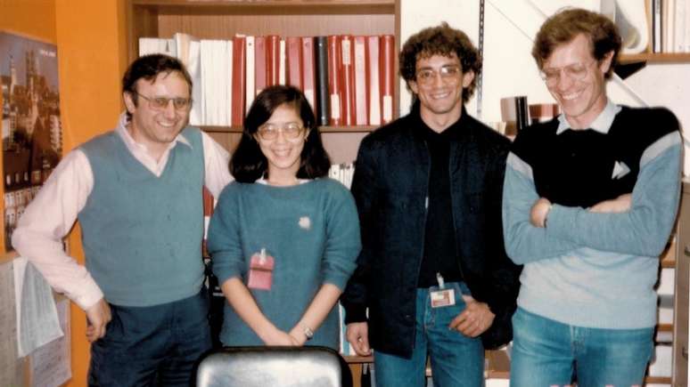 Liu Lin ao lado de outros cientistas brasileiros durante visita a acelerador de partículas nos EUA