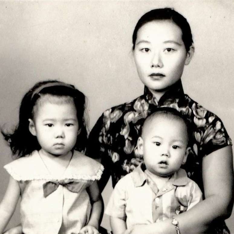 Liu Lin (à esq.) com a mãe e o irmão mais novo quando deixaram a China para morar no Brasil