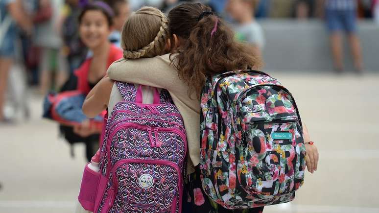 Além de combinar uma palavra-chave, especialistas sugerem que o nome da criança não seja colocado em suas roupas ou nas mochilas