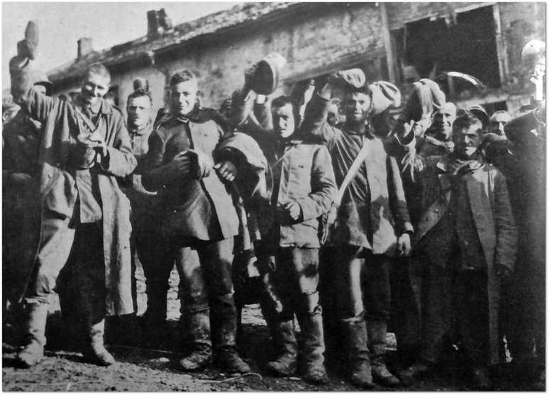 Prisoneiros alemães felizes com a assinatura do armistício, 1918. 