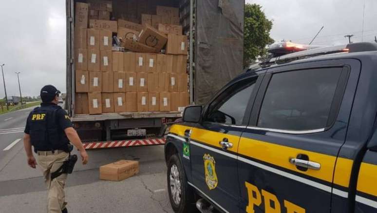 Caminhão estava abarrotado com 1,4 mil caixas com cigarros de origem ilegal