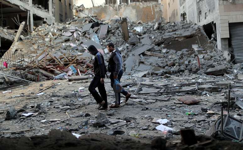 Palestinos passam por destroços de prédio destruído por ataque aéreo israelense em Gaza 13/11/2018 REUTERS/Suhaib Salem