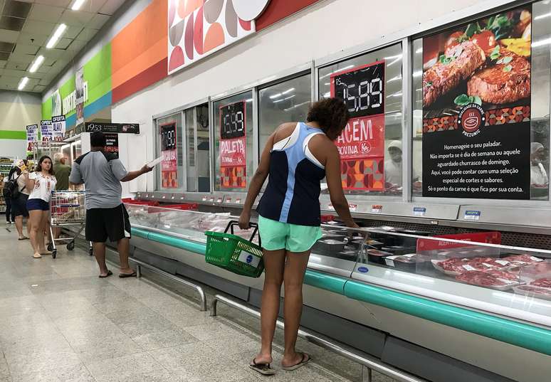 Clientes fazem compras em supermercado do Rio de Janeiro 28/07/ 2018. REUTERS/Sergio Moraes 