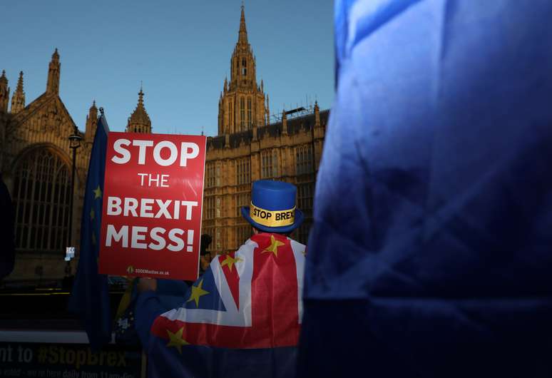 Manifestante anti-Brexit protesta em frente ao Parlamento britânico, em Londres 13/11/2018 REUTERS/Simon Dawson