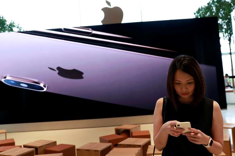 Mulher verifica seu telefone em uma  loja da Apple em shopping center de Bancoc 9/11/ 2018. REUTERS/Soe Zeya Tun 