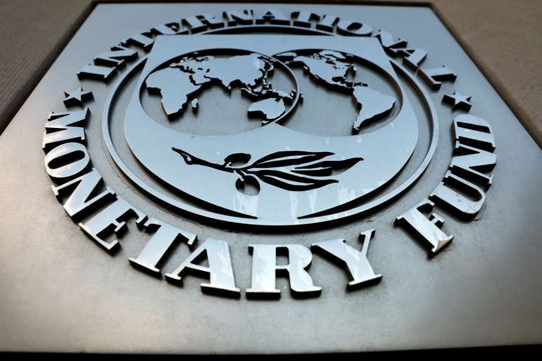 Logo do Fundo Monetário Internacional (FMI) na sede do órgão em Washington, D.C.