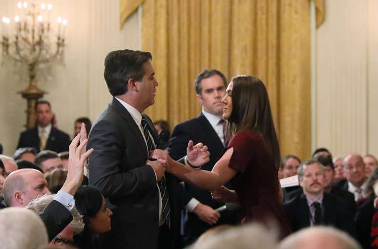Estagi&aacute;ria da Casa Branca tentar tirar microfone da m&atilde;o de correspondente da CNN Jim Acosta durante entrevista coletiva 07/11/2018 REUTERS/Jonathan Ernst