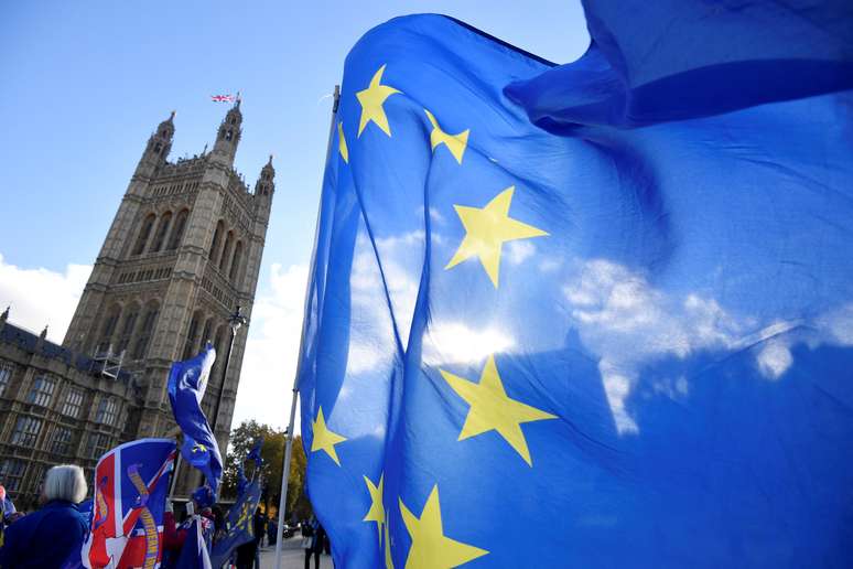 Manifestantes pr&oacute; e contra o Brexit em frente &agrave;s Casas do Parlamento em Londres, no Reino Unido
13/11/2018
REUTERS/Toby Melville