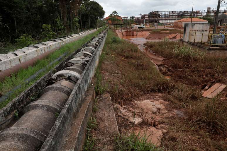 Tubos de concreto conectam o depósito de resíduos de bauxita à estação de tratamento de água na refinaria Hydro Alunorte, em Barcarena (PA)
 5/3/2018    REUTERS/Ricardo Moraes 