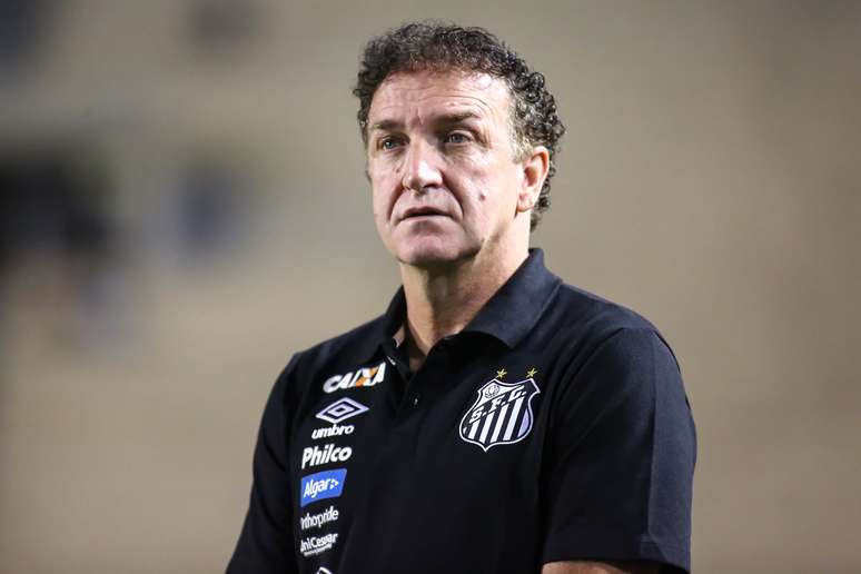 Técnico Cuca, do Santos, durante partida contra a Chapecoense SC, no Estádio do Pacaembu em São Paulo (SP)