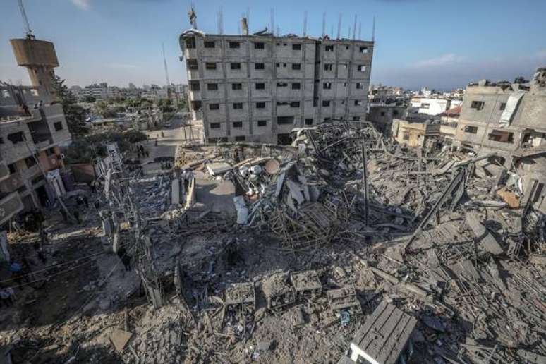 Destroços de sede de emissora ligada ao Hamas e destruída por bombardeio israelense, em Gaza