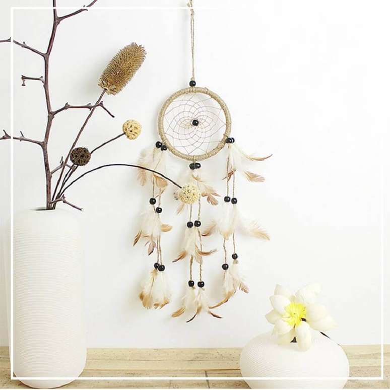 17. Decoração clean com filtro dos sonhos e vaso branco com galhos de árvore – Foto: DHgate