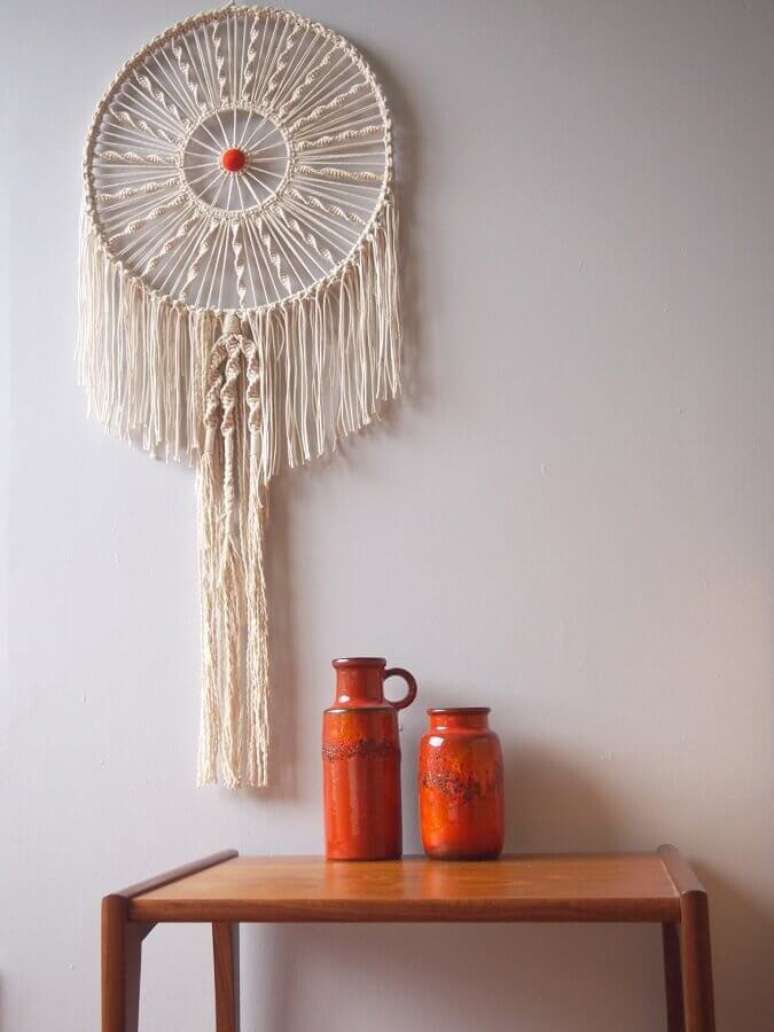 25. Decoração com mesa de madeira e filtro dos sonhos – Foto: Wall Decorations