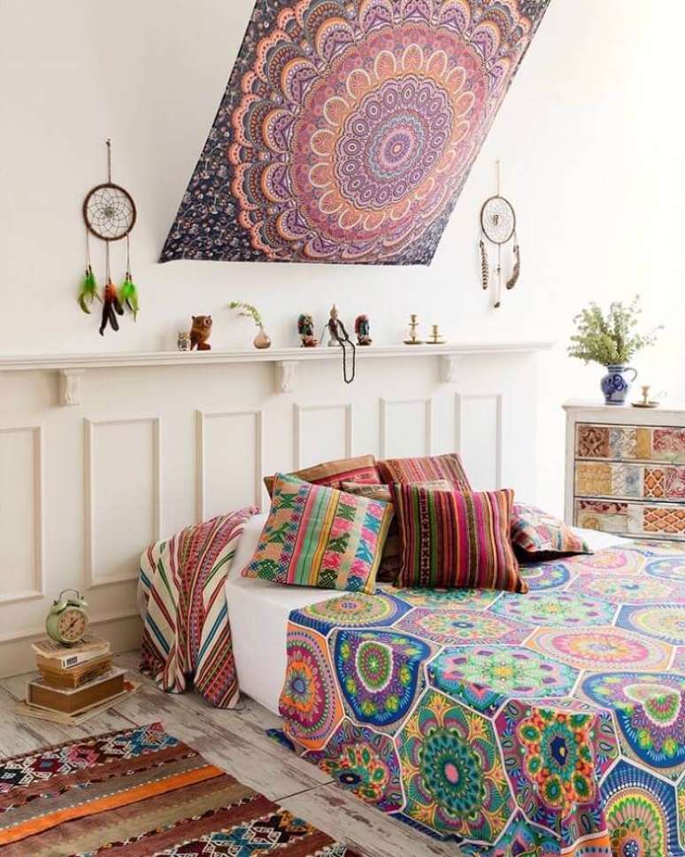 29. Quarto decorado com estilo hippie chique com pequenos filtros dos sonhos e tecido na cabeceira da cama – Foto: Hippie Vibes