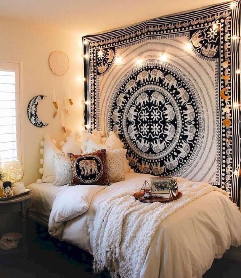 36. Quarto hippie decorado com filtro dos sonhos e tecido estampado na lateral da cama – Foto: Kaitlyn Johnson