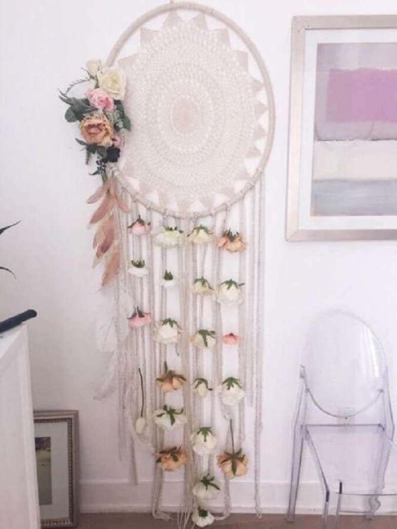 50. Filtro dos sonhos grande super delicado decorado com pequenas flores – Foto: Pinterest