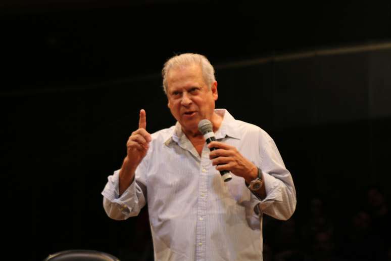 José Dirceu em noite de autógrafos, no teatro Tuca, nessa segunda-feira (12/11/2018)