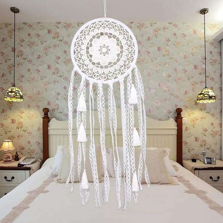 57. Decoração para quarto de casal com papel de parede floral e filtro dos sonhos branco – Foto: DHgate