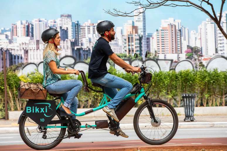 Modelos tandem possuem dois lugares e vêm com um motorista profissional, sem que seja necessário pedalar