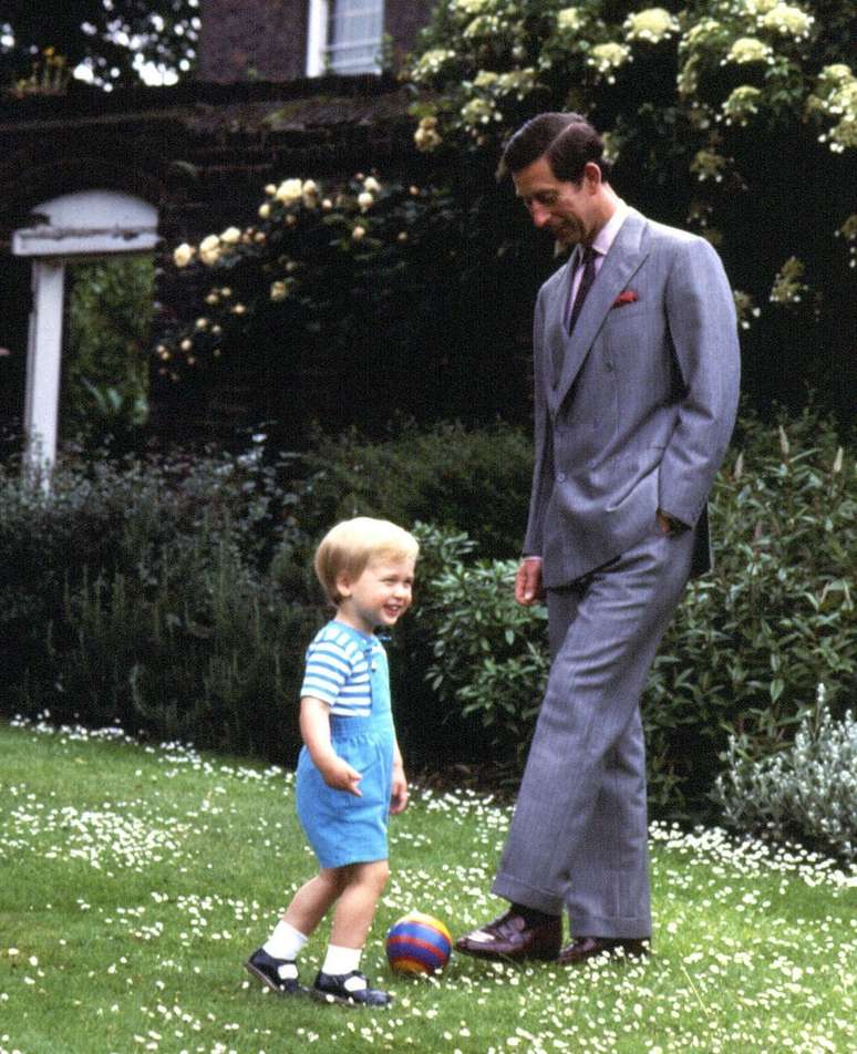 Pr&iacute;ncipe Charles brinca com o pr&iacute;ncipe William no jardim de casa, o Pal&aacute;cio de Kensington