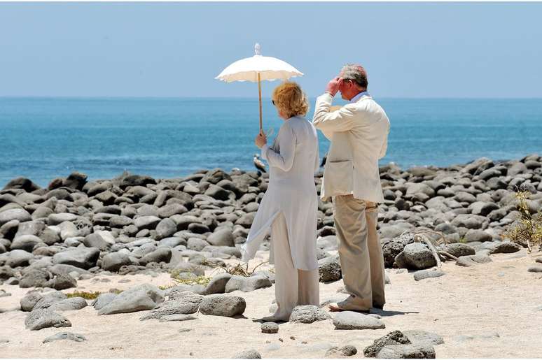 Charles e Camilla na praia da ilha Seymour, parte do arquip&eacute;lago de Gal&aacute;pagos, no Pac&iacute;fico