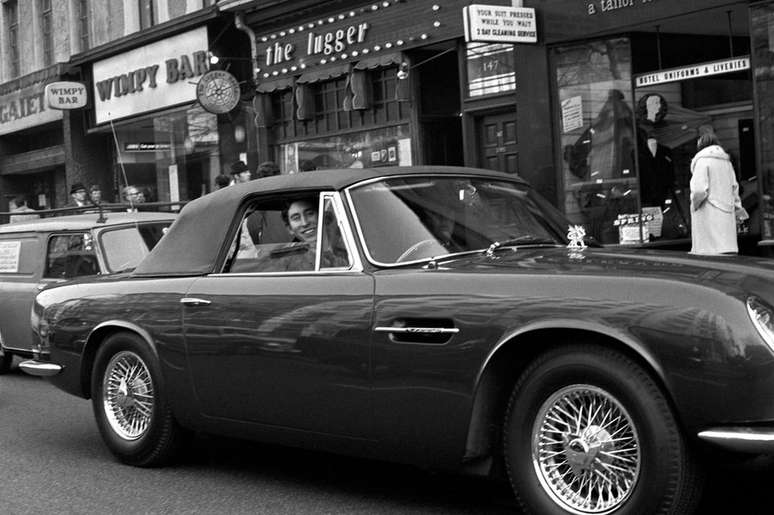 No volante de seu Aston Martin DB6 convers&iacute;vel em Londres