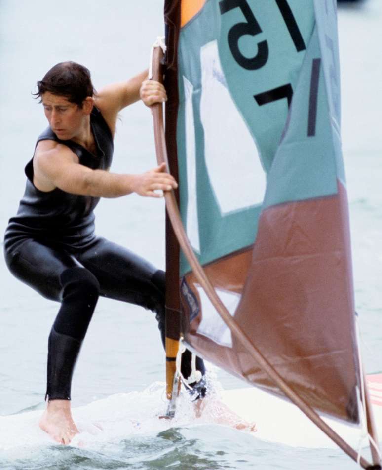 O pr&iacute;ncipe de Gales pratica windsurfing em evento na Ilha de Wight