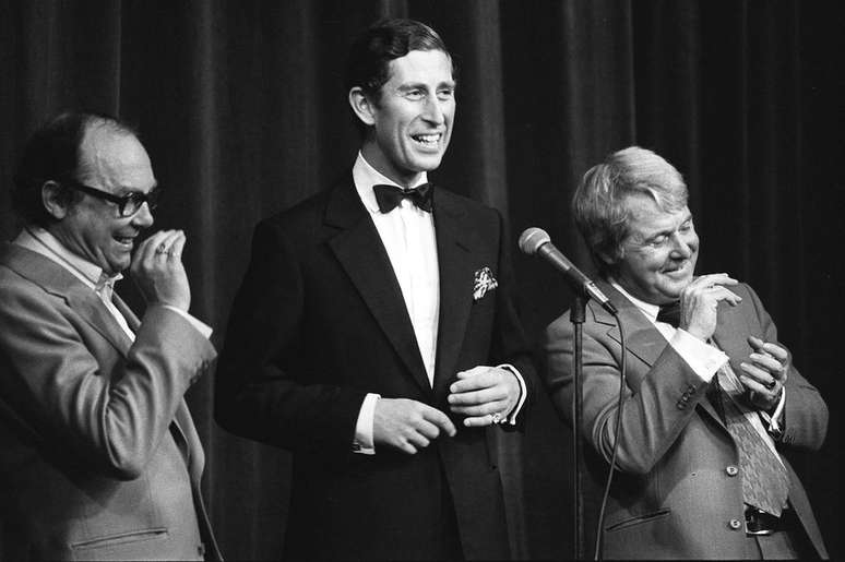 A dupla de comediantes Morecambe e Wise divide o palco com o pr&iacute;ncipe Charles durante o especial Royal Charity Show
