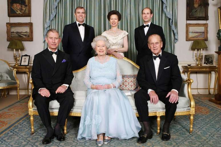 Em 2007, a rainha Elizabeth II e o duque de Edimburgo comemoraram bodas de diamante. Aqui a fam&iacute;lia posa para uma foto formal antes de um jantar