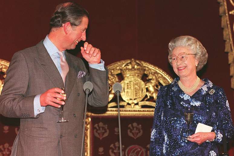 Ele comemorou seu anivers&aacute;rio de 50 anos em 1998 com sua m&atilde;e, a rainha, no pal&aacute;cio de Buckingham