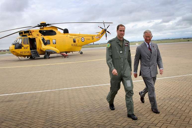O pr&iacute;ncipe William, agora duque de Cambridge, mostra a seu pai um dos helic&oacute;pteros Sea King que ele pilota